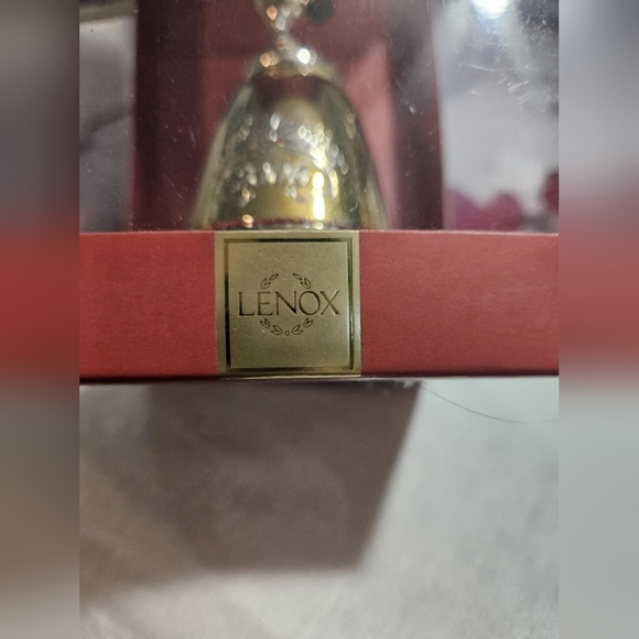 Lenox Annual Musical Bell Ornament 2006 "Winnie the Pooh" - Picture 3 of 4